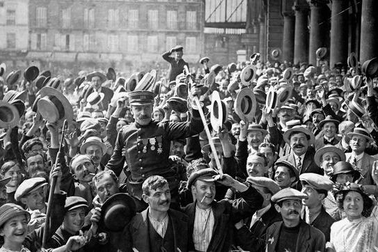 Mobilisation in Paris, 1914 | Copyright: Parisienne de photographie, Viollet Keystone